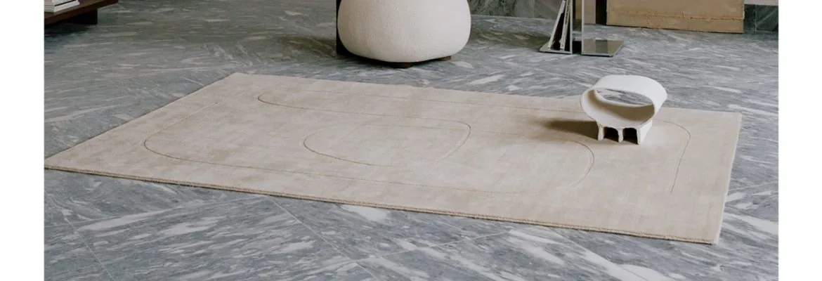 Linie Design Cursive Expanse tæppe i beige i lys stue