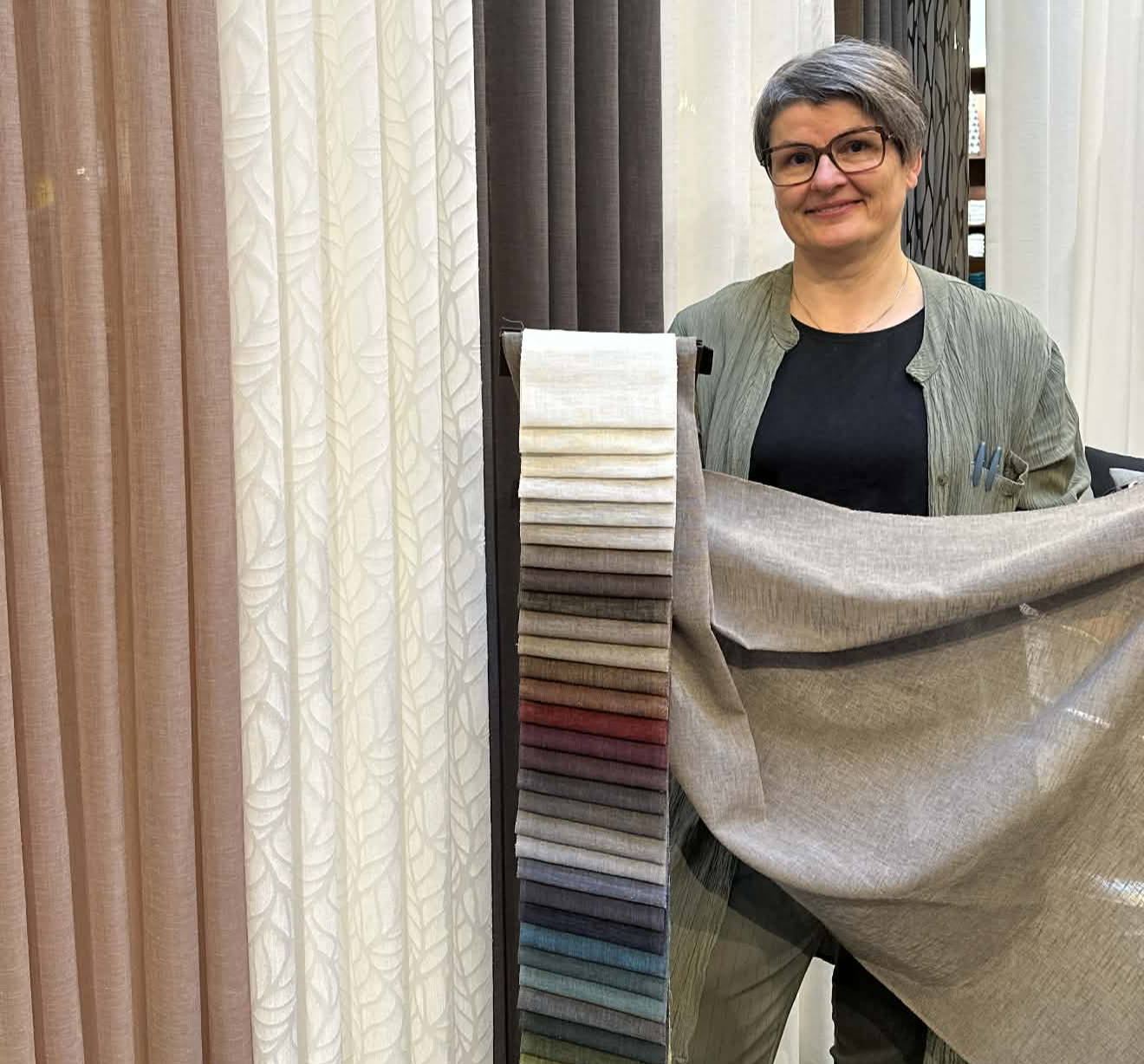 Medarbejder i Gardin-Nyts showroom
